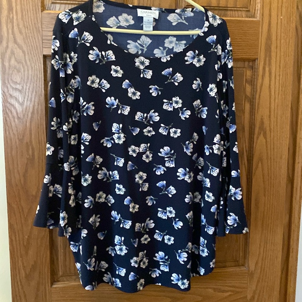 Carmen Marc Valvo floral blouse with 3/4 bell sleaves. 1X.